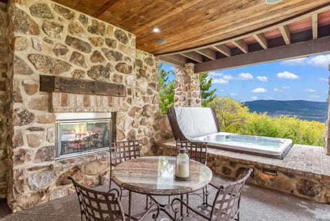 Deer Valley Luxury Home in Gated Community, Private Hot Tub, Amazing Views, Gourmet Kitchen House in Wasatch County