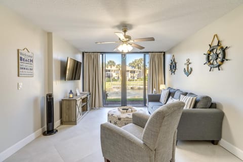 Walk to Blue Heron Beach 1st-Floor Lakefront Unit Apartment in Fort Pierce