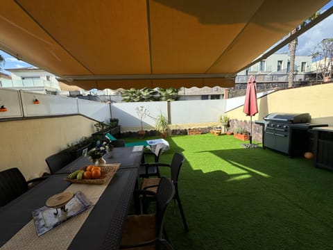 Patio, Day, Garden, View (from property/room), Balcony/Terrace, Living room, Seating area, Dining area, Garden view