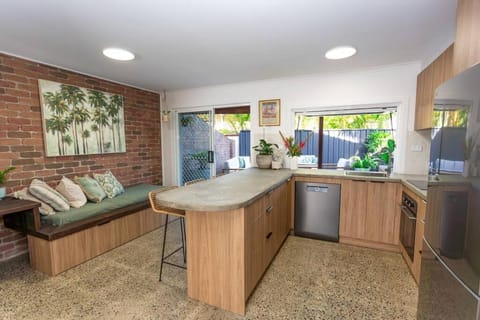 Kitchen or kitchenette, Seating area, Dining area