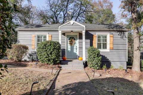 Walk Downtown and Canton Street Roswell Retreat! House in Roswell