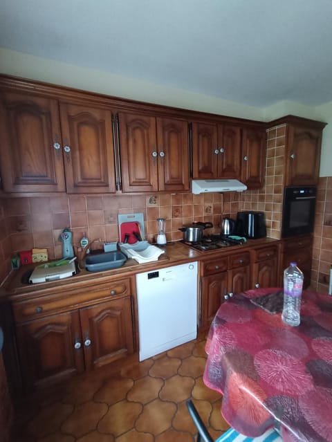 Coffee/tea facilities, Kitchen or kitchenette, dishwasher, oven, stove, toaster