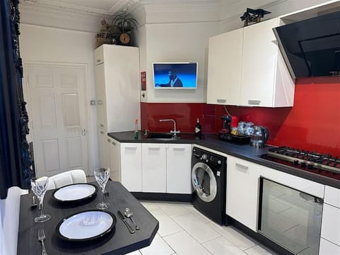 Beautiful & Vast Central Apartment Free Parking Apartment in Cheltenham