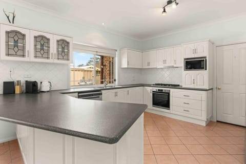 Jervis Bay Breeze - Pet Friendly & 350m to Callala Bay House in Callala Bay