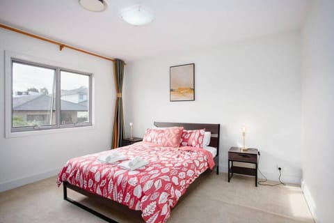 Stylish, Spacious 5BR House at Franklin House in Canberra