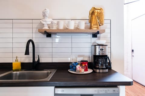 Coffee/tea facilities, Kitchen or kitchenette