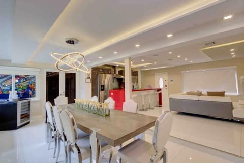 Kitchen or kitchenette, Living room, Seating area, Dining area