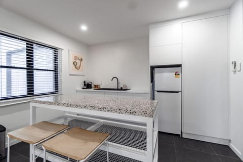 Parrots Nest - 2 Bedroom Apartment in Bundaberg