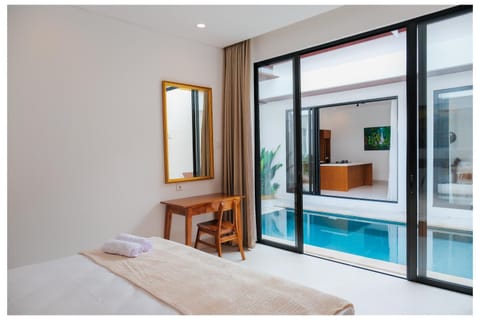 Bed, Photo of the whole room, Bedroom, Pool view, Swimming pool, towels