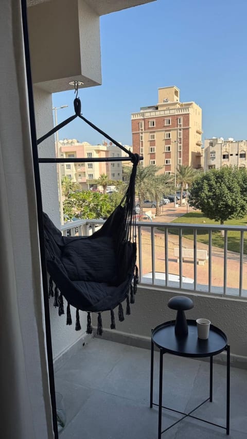 صالة مع غرفة نوم وبلكونة مطلة Apartment in Al Khobar