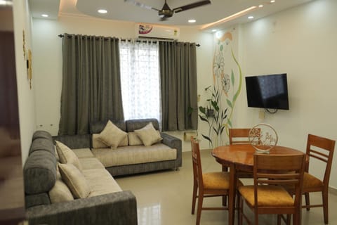 Communal lounge/ TV room, TV and multimedia, Living room, Seating area, Dining area, Evening entertainment