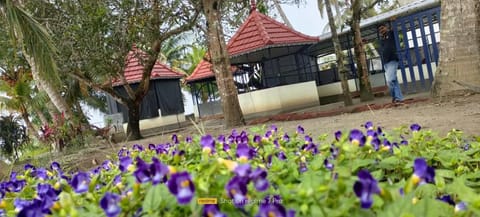 Cruise 'N Lake Hotel in Kumarakom