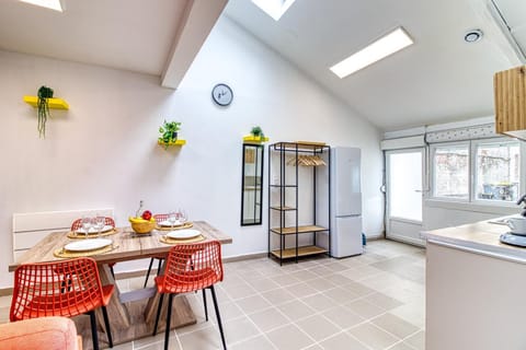 Kitchen or kitchenette, Dining area