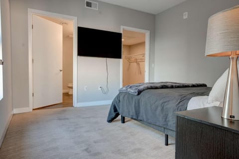 Bed, TV and multimedia, Bedroom