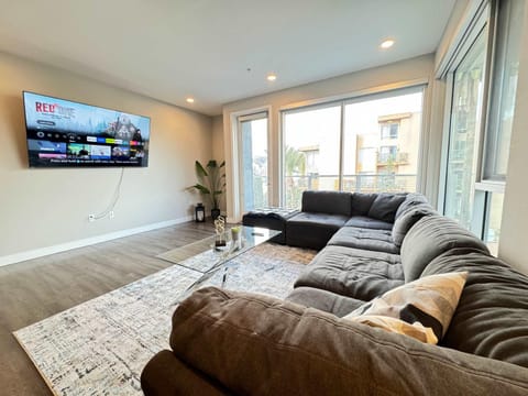 Property building, TV and multimedia, Living room, Seating area