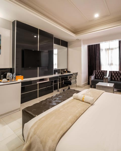 Bed, TV and multimedia, Photo of the whole room, Seating area, Bedroom, wardrobe, air conditioner