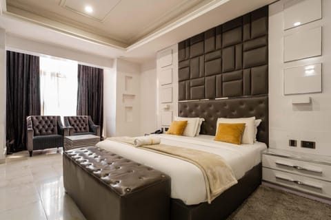 Bed, Photo of the whole room, Seating area, Bedroom, wardrobe, air conditioner