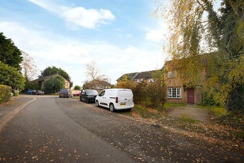 Property building, Day, Neighbourhood, Street view, Location, Parking