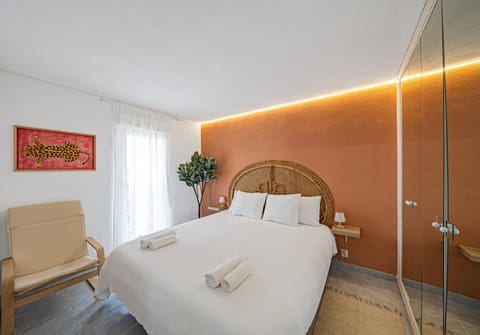 Bed, Bedroom, towels