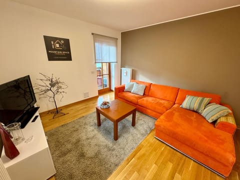 TV and multimedia, Living room, Seating area, Evening entertainment