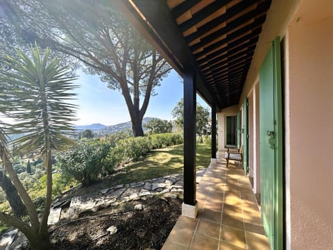 Villa Lougabie pour 8 personnes, vue mer et piscine sur le Domaine de Valcros à La Londe-Les Maures Villa in La Londe-les-Maures