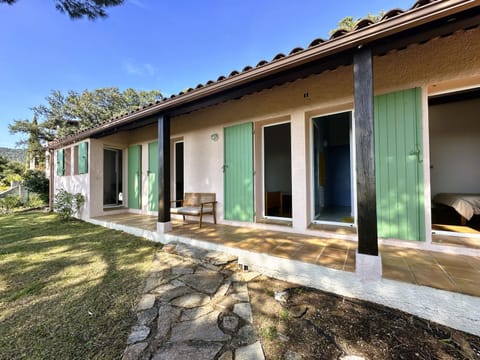 Villa Lougabie pour 8 personnes, vue mer et piscine sur le Domaine de Valcros à La Londe-Les Maures Villa in La Londe-les-Maures