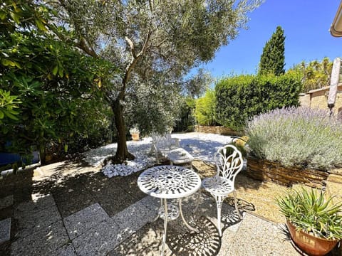 Mazet Mireille climatisé pour 4 personnes avec tennis et piscine à La Londes-Les-Maures Villa in La Londe-les-Maures