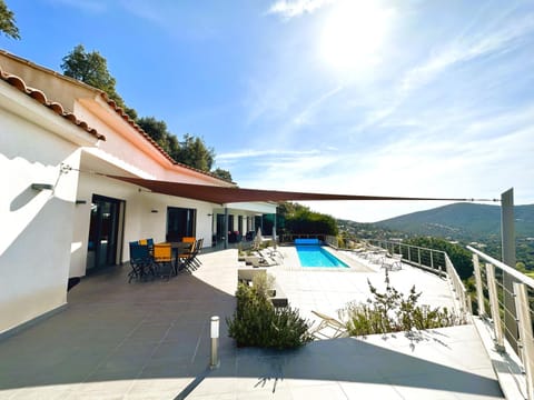 Villa Eden pour 8 personnes climatisée avec piscine chauffée et vue mer à La Londe-les-Maures Villa in La Londe-les-Maures