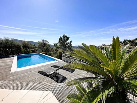 Villa Les Romarins pour 8 personnes avec vue mer panoramique et piscine chauffée à La Londe-les-Maures Villa in La Londe-les-Maures