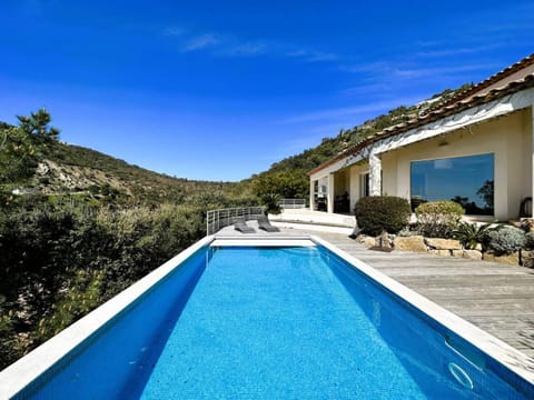 Villa Les Romarins pour 8 personnes avec vue mer panoramique et piscine chauffée à La Londe-les-Maures Villa in La Londe-les-Maures