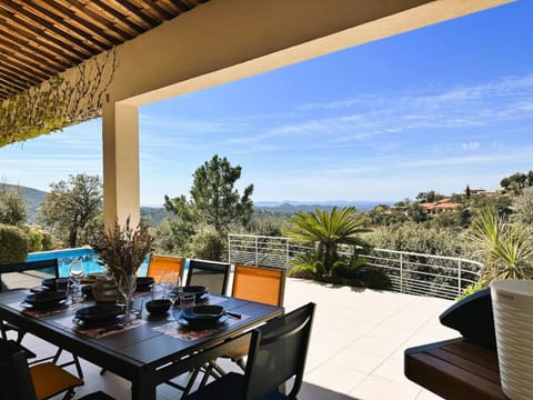 Villa Les Romarins pour 8 personnes avec vue mer panoramique et piscine chauffée à La Londe-les-Maures Villa in La Londe-les-Maures