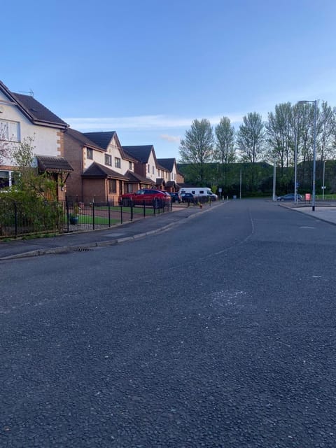 Property building, Day, Neighbourhood, Street view, Location, Parking