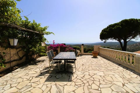 Villa Les Lauriers Blancs pour 6 personnes avec piscine privée et vue mer à La Londe-Les-Maures Villa in La Londe-les-Maures