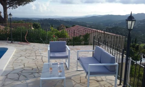 Villa Les Lauriers Blancs pour 6 personnes avec piscine privée et vue mer à La Londe-Les-Maures Villa in La Londe-les-Maures