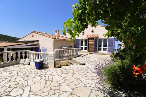 Villa Les Lauriers Blancs pour 6 personnes avec piscine privée et vue mer à La Londe-Les-Maures Villa in La Londe-les-Maures