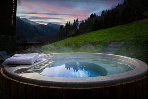 Day, Natural landscape, Hot Tub, Mountain view, Area and facilities