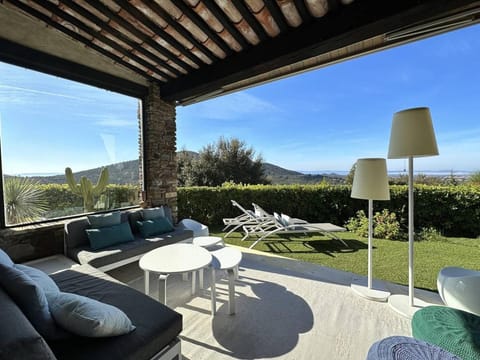 Villa Cosy pour 6 personnes avec piscine privée et vue panoramique sur les îles et les collines à La Londe les Maures Villa in La Londe-les-Maures