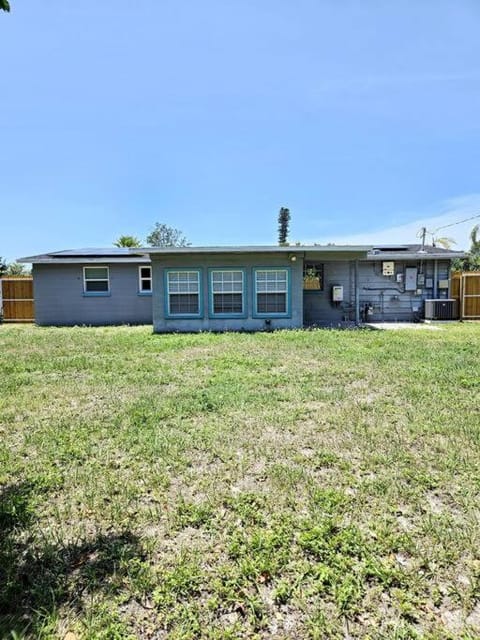 Cozy Bayshore Garden 3 BR House close to IMG House in Bayshore Gardens