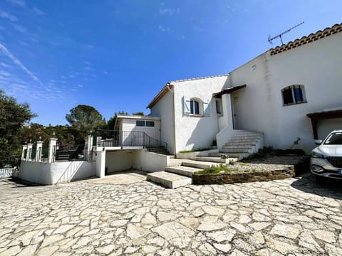 Villa Cigalou pour 8 personnes avec piscine chauffée et petite vue mer au domaine de Valcros à La Londe les Maures Villa in La Londe-les-Maures