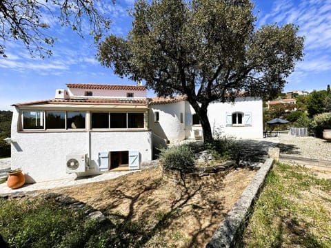 Villa Cigalou pour 8 personnes avec piscine chauffée et petite vue mer au domaine de Valcros à La Londe les Maures Villa in La Londe-les-Maures