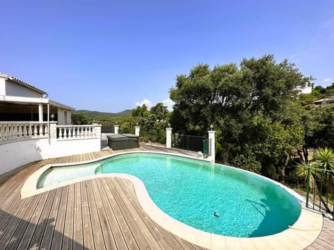 Villa Cigalou pour 8 personnes avec piscine chauffée et petite vue mer au domaine de Valcros à La Londe les Maures Villa in La Londe-les-Maures