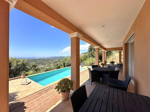 Villa Blue Hill pour 6 personnes avec piscine privée et vue mer à La Londe-Les-Maures Villa in La Londe-les-Maures