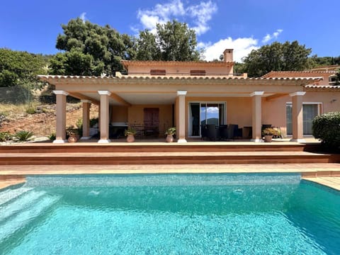 Villa Blue Hill pour 6 personnes avec piscine privée et vue mer à La Londe-Les-Maures Villa in La Londe-les-Maures