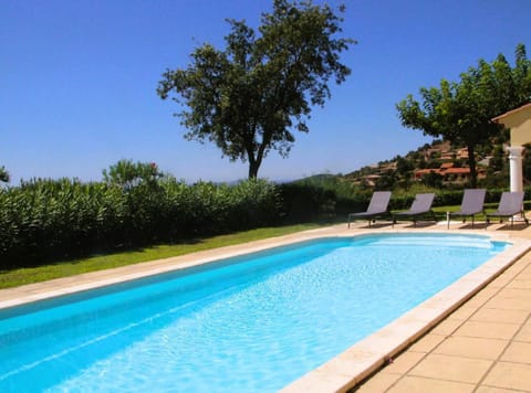 Villa Verde climatisée pour 10 personnes avec piscine chauffée et vue mer à La Londe les Maures Villa in La Londe-les-Maures