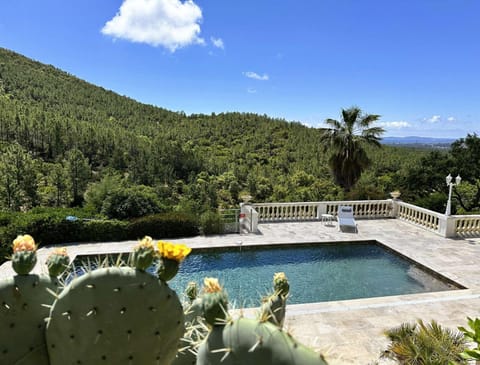 Villa Blanche pour 8 personnes avec piscine privée à La Londes-Les-Maures Villa in La Londe-les-Maures