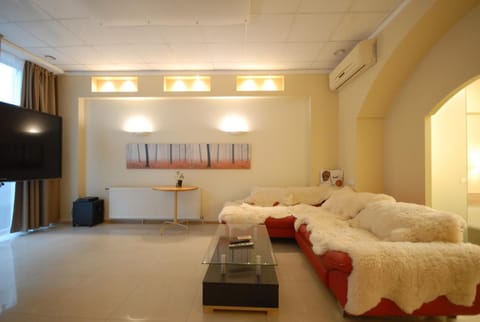 Communal lounge/ TV room, TV and multimedia, Living room, Seating area, Evening entertainment, air conditioner