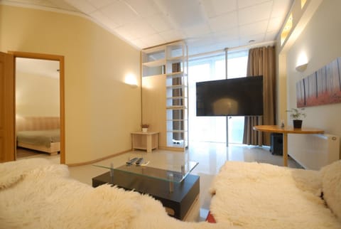 Communal lounge/ TV room, Bed, TV and multimedia, Living room, Photo of the whole room, Seating area, Evening entertainment, wardrobe