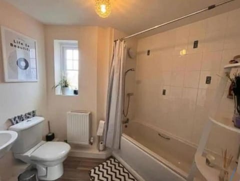 A Cosy 2-Bedroom Flat in Warrington Apartment in Warrington