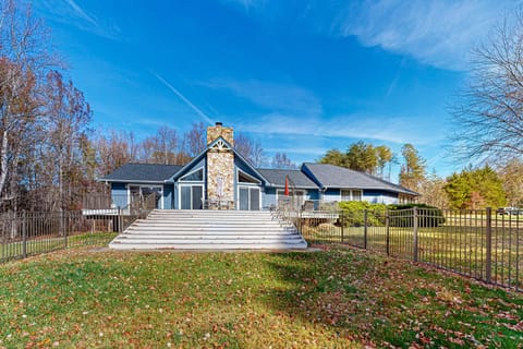 Sundown Bed and Beach House in Lake Anna