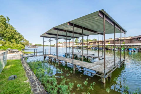 Waterside Retreat on Hamilton Maison in Rockwell